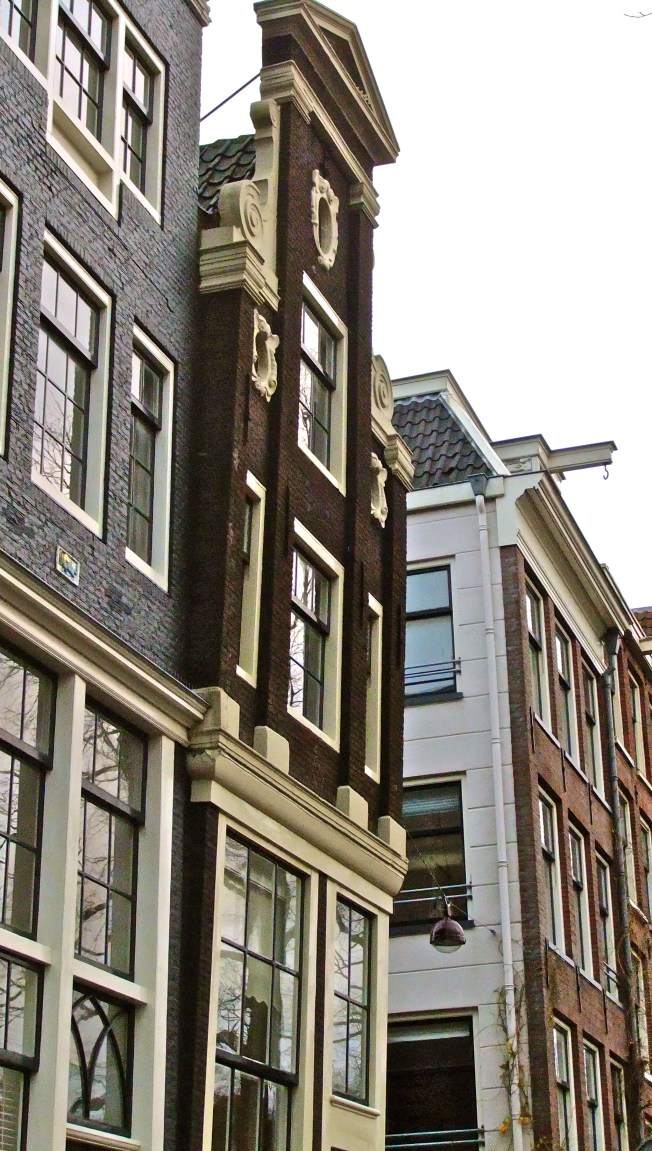 leaning building amsterdam